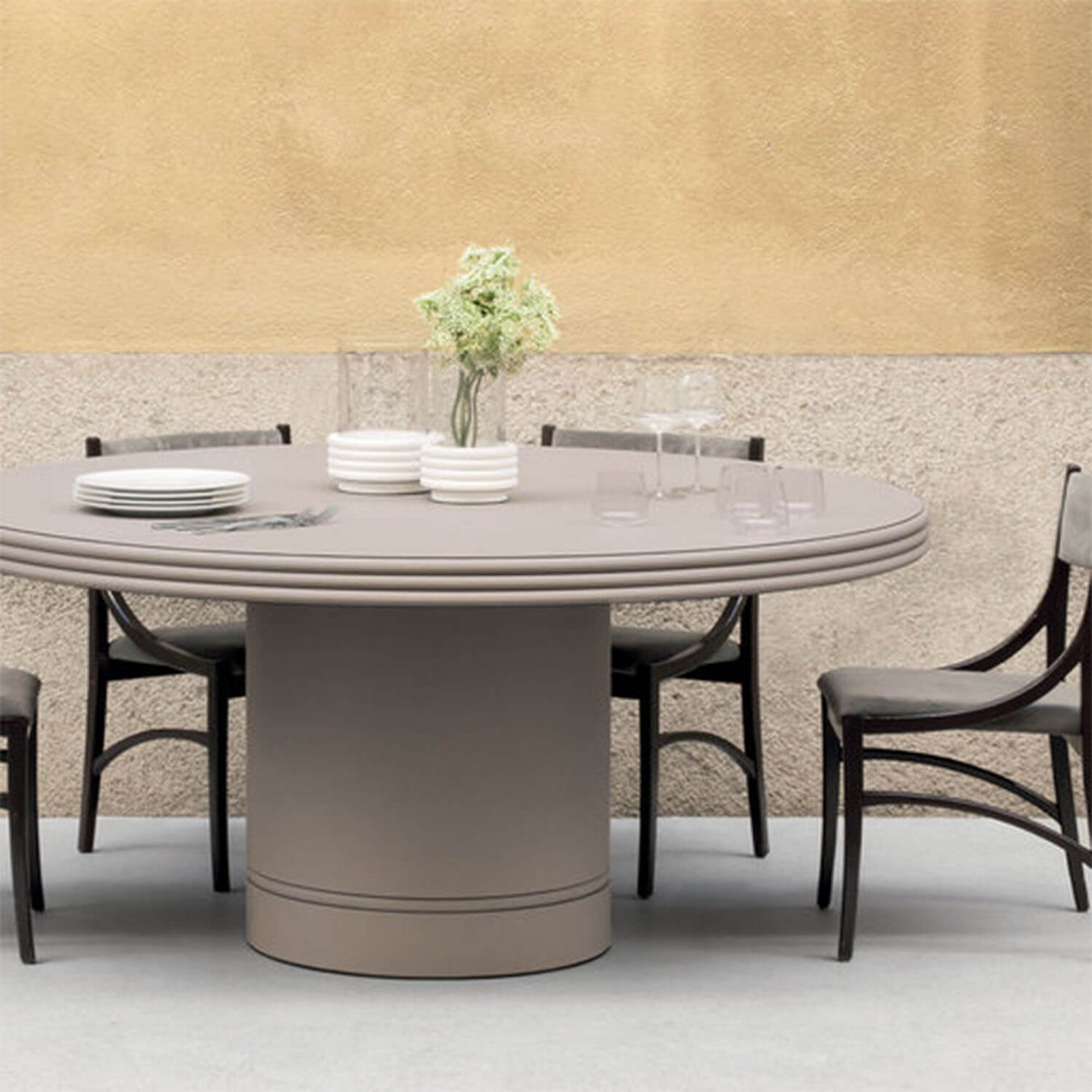 SCALA ROUND DINING TABLE